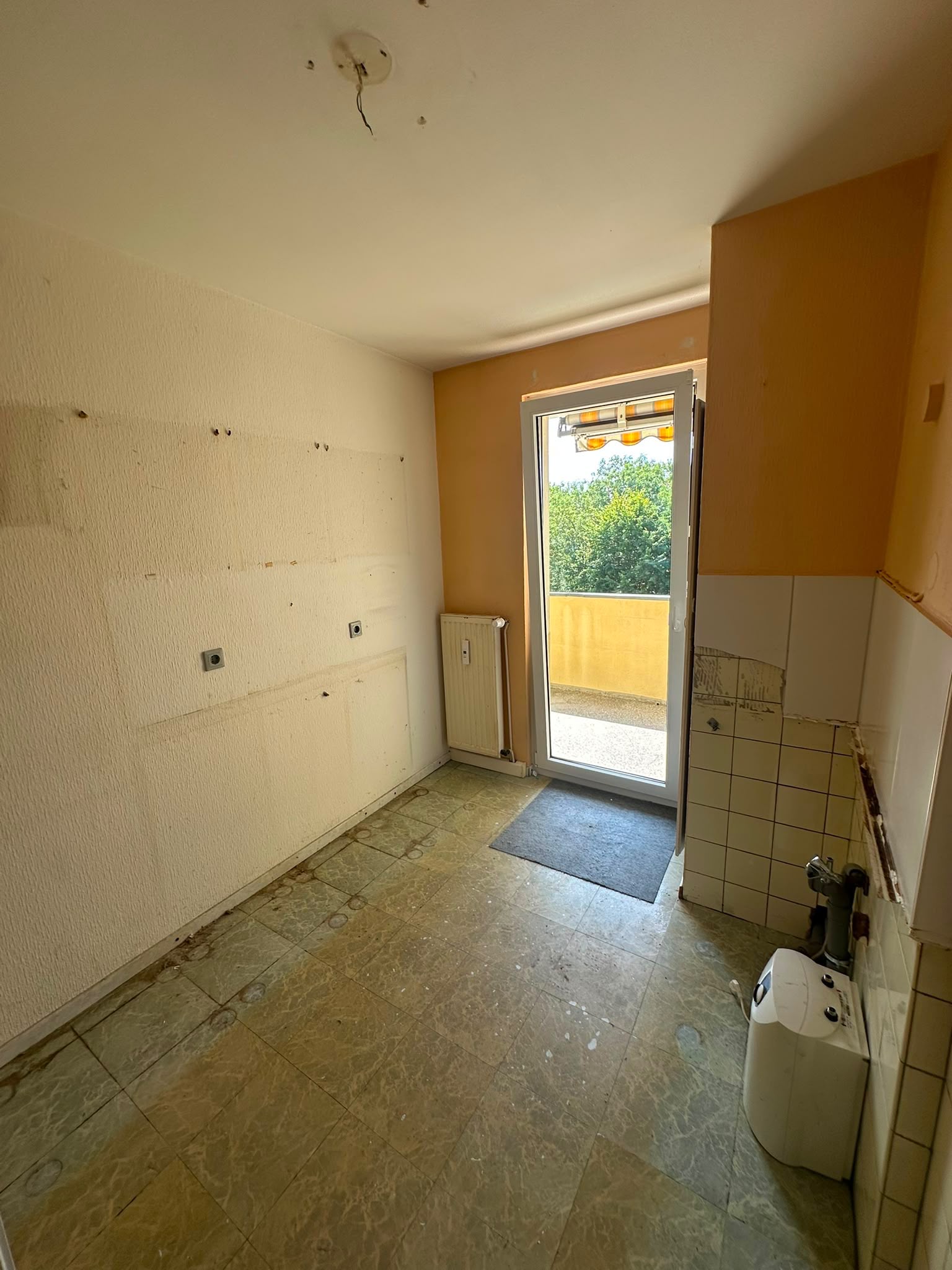 Vorbereiteter Küchenbereich mit Zugang zum Balkon