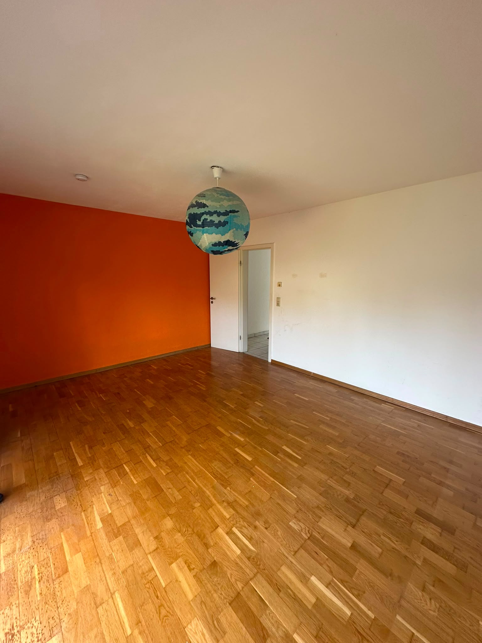 Geräumter Wohnraum mit Holzboden